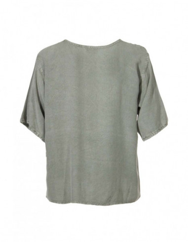 Short and embroidered blouse