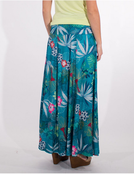 Long skirt draped at the waist