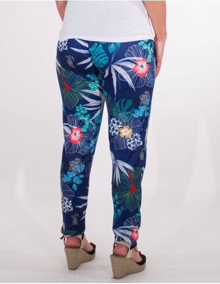 Pantalon slim fluide et léger motif fleurs tropicales pour l'été couleur bleu marine