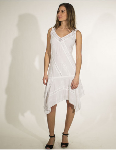 Robe courte asymétrique brodée blanche