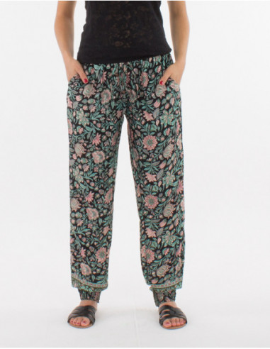 Fluid trousers tight at the ankles