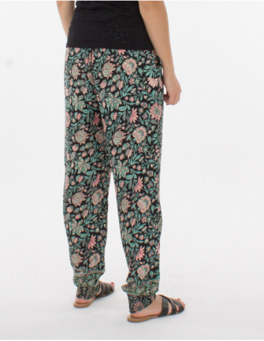 Fluid trousers tight at the ankles