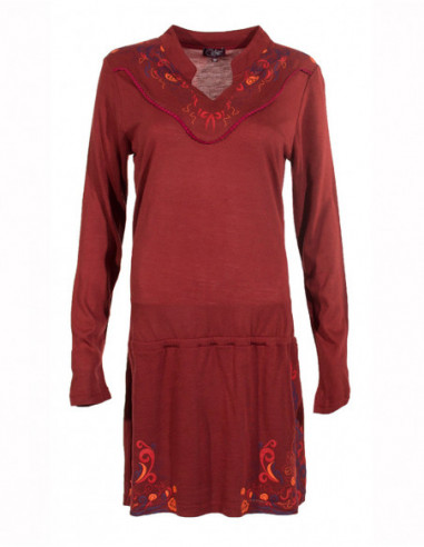 Look hivernal avec robe courte fluide et broderies