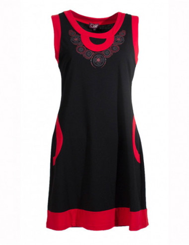 Robe noire avec bandes colorées rouges et motifs ethniques sur le col