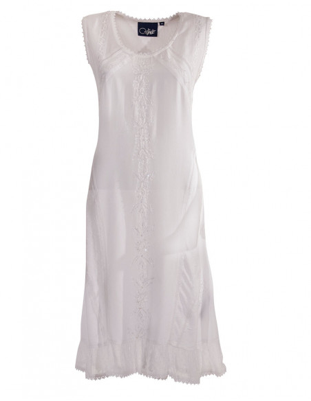 Petite robe blanc brodée sans manche finition dentelle