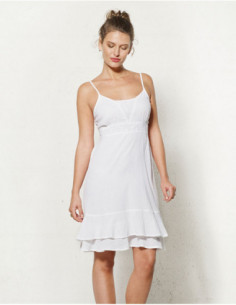 Robe blanche romantique, chic et brodée