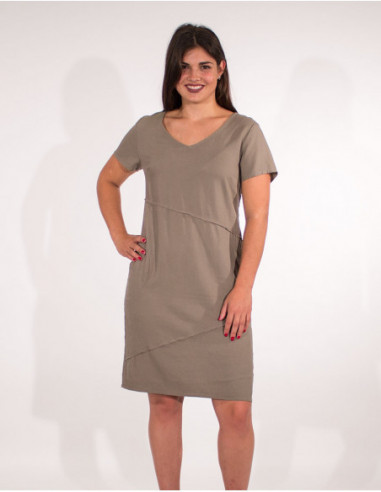 Basic short straight dress with plain v-neck in taup