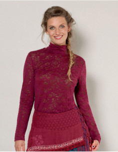 Tee-shirt devoured turtleneck