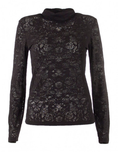 Tee-shirt devoured turtleneck