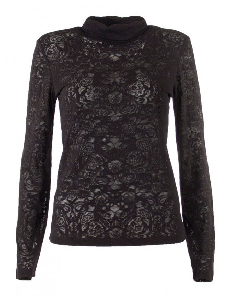 Tee-shirt devoured turtleneck