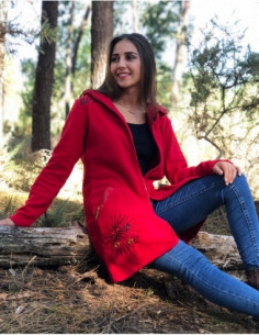 Long manteau polaire à capuche brodé rouge