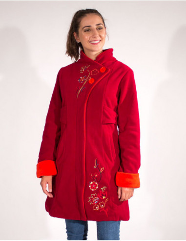 manteau femme polaire original rouge avec broderies et revers manches