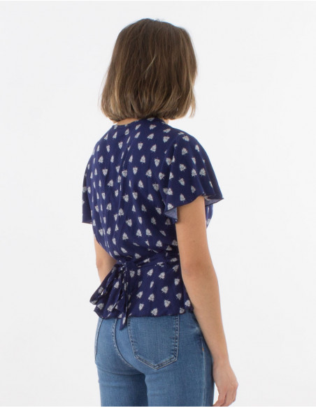 Haut d'été fluide à volants et col cache cœur bleu marine avec motifs plumes hippie