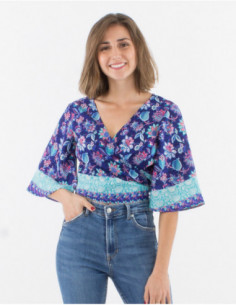 Top d'été court col cache cœur à nouer manches évasées couleur bleu marine avec motif fleurs originales