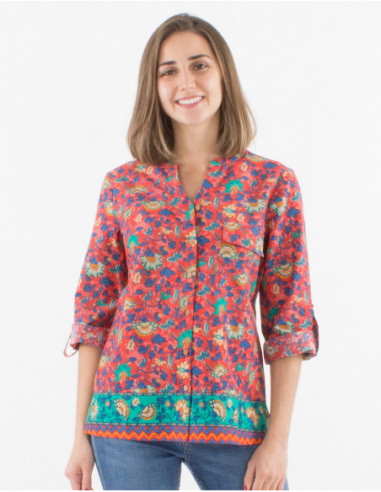 Chemise boutonnée femme à manches 3/4 à revers avec col V et motif original fleuri coloré rouge