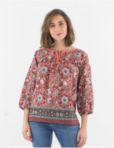 Blouse coupe droite à manches 3/4 femme avec liens au col et imprimé original fleurs rose