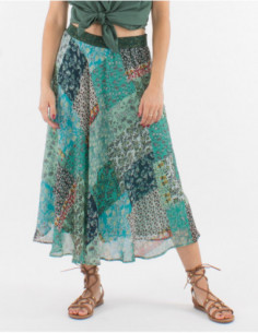 Jolie jupe longue féminine avec élastique pailleté à la taille et imprimé patchwork bohème fleuri dans les tons de menthe
