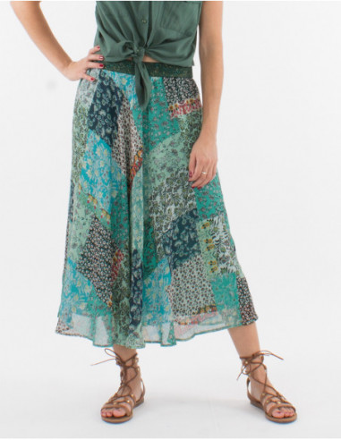 Jolie jupe longue féminine avec élastique pailleté à la taille et imprimé patchwork bohème fleuri dans les tons de menthe