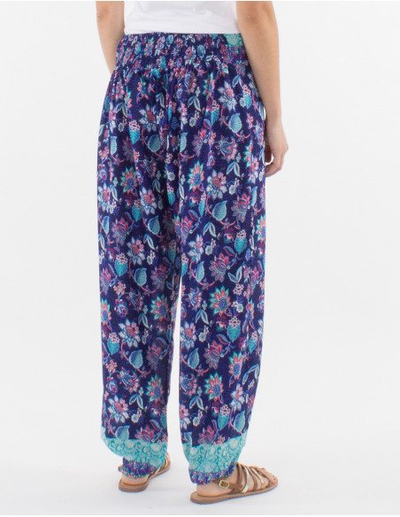 Pantalon basique de l'été fluide coupe droite avec poches avant et imprimé bohème coloré de fleurs bleu marine