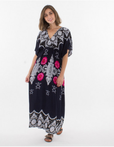 Robe longue et large femme de plage bleu marine avec motifs ethniques mandalas blancs et fleurs roses