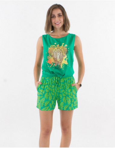 Look avec short court léger pour l'été féminin bohème avec feuilles vert menthe
