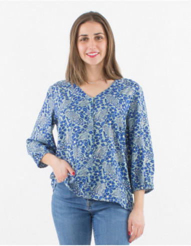 Chemise boutonnée femme à manches 3/4 ballon et col V à imprimé original boho chic bleu et argenté