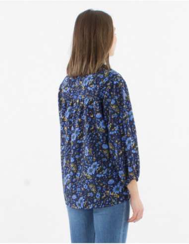 Blouse fluide printanière boho chic à fleurs bleu et dorées et manches 3/4 resserrées