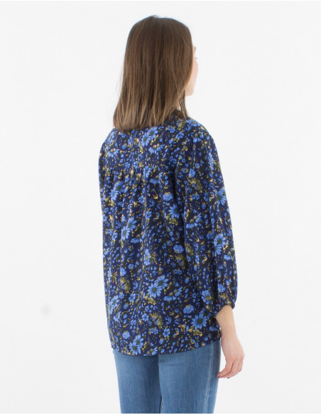 Blouse fluide printanière boho chic à fleurs bleu et dorées et manches 3/4 resserrées