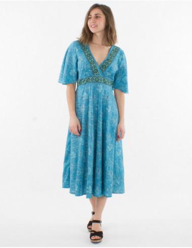 Robe midi esprit kimono bleu à manches courtes et col cache cœur avec motif cachemire tropical