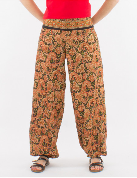 Puffy pants with gold paisley print