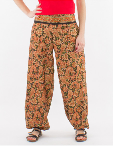 Puffy pants with gold paisley print