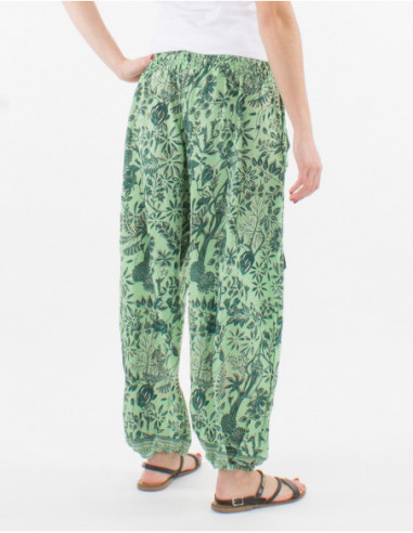 Pantalon fluide d'été pour femme avec poches sur les cuisses finis de pompons et imprimé original fleuri vert