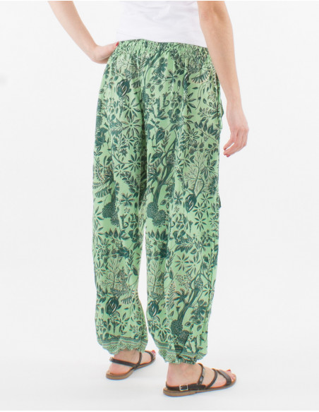 Pantalon fluide d'été pour femme avec poches sur les cuisses finis de pompons et imprimé original fleuri vert