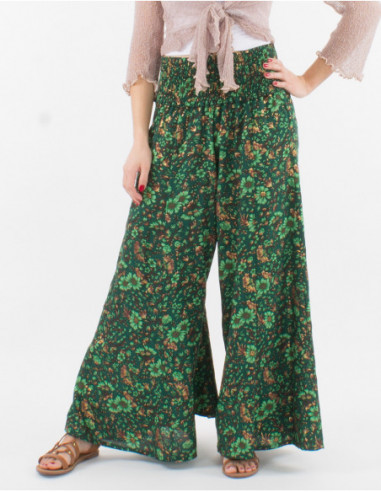 Pantalon large fluide pour l'été taille smocké et imprimé bohème fleuri vert avec touches dorées