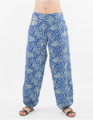 Pantalon d'été femme style Aladin chevilles resserrées et imprimé boho chic feuilles bleu touches argentées