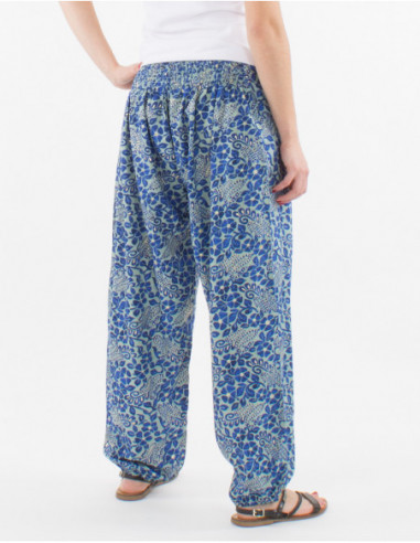Pantalon femme droit avec chevilles élastiquées confortable et fluide motif bleu original feuilles colorées
