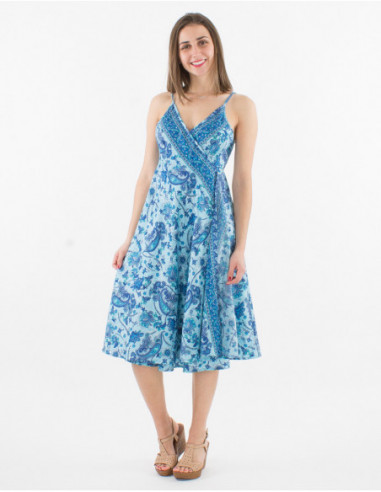 Robe d'été mi longue portefeuille bleu hippie chic à fines bretelles et liens finis de pompons