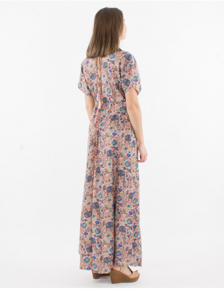 Robe longue ample boho chic cintrée à la taille avec ceinture et fendue avec motif rose de petites fleurs et pivoine