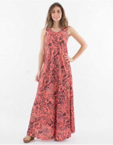 Robe longue fluide et légère à larges bretelles et col rond pour l'été motif boho chic de fleurs rose saumon