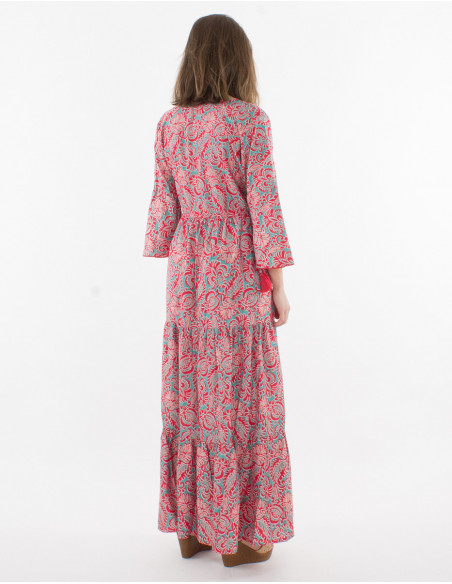 Robe longue volantée à manches 3/4 détails pompons resserrée à la taille avec motif boho chic rose