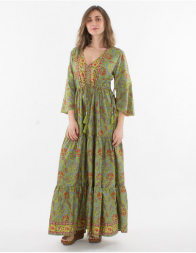 Robe longue bohème par excellence à manches 3/4 volantées et liens pompons avec motif original coloré vert fleuri