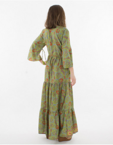 Robe longue volantée à manches 3/4 détails pompons resserrée à la taille avec motif boho chic vert
