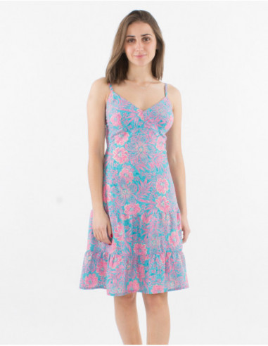 Petite robe courte rose parfaite pour l'été avec fines bretelles réglables et imprimé original de fleurs hawaïennes