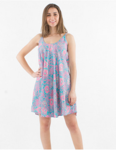 Robe originale fluide à fines bretelles pour l'été colorée rose avec fleurs tropicales