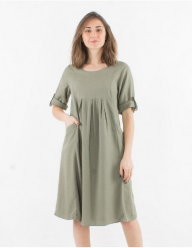 Basic short dress in khaki green with short sleeves and front pockets