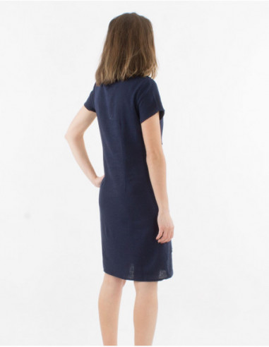 Petite robe basique d'été avec poches avant et col v couleur bleu marine