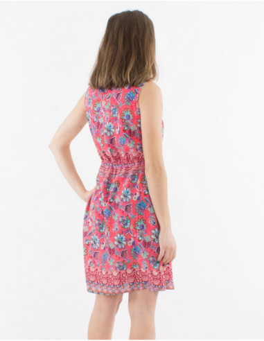 Petite robe d'été basique en polyester avec élastique à la taille et motif hippie chic de fleurs rose corail