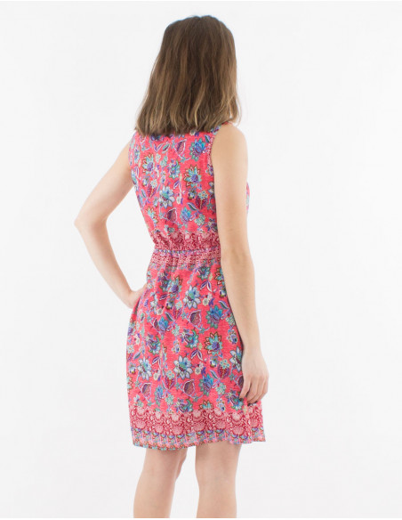 Petite robe d'été basique en polyester avec élastique à la taille et motif hippie chic de fleurs rose corail