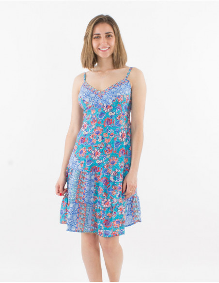 Petite robe d'été basique courte à volants et fines bretelles motif bohème fleuri bleu pétrole