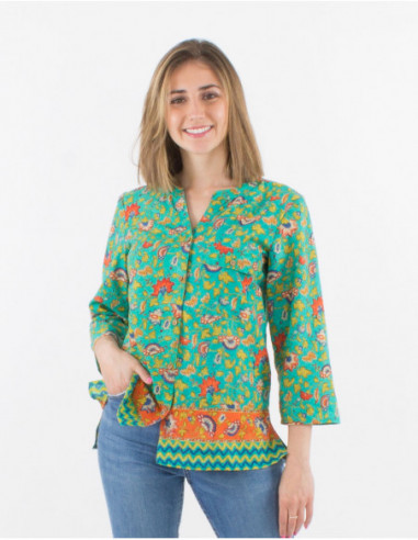 Chemise boutonnée femme à manches 3/4 à revers avec col V et motif original fleuri coloré vert menthe